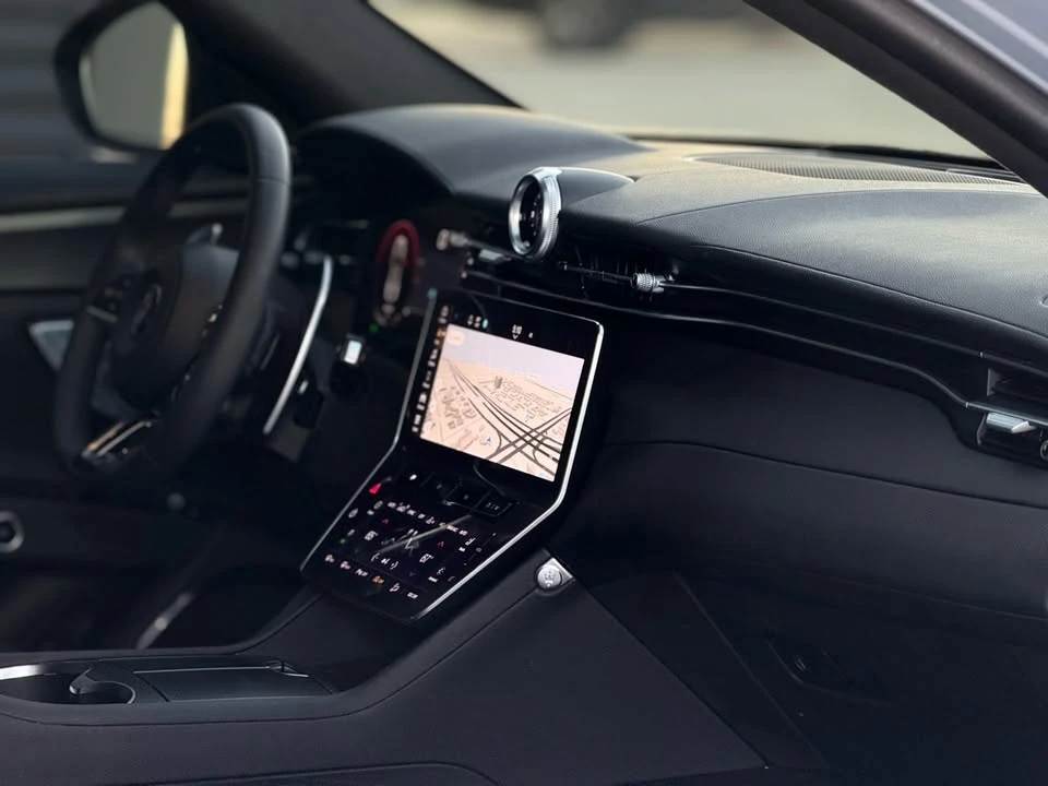 2023 Maserati Grecale - Image 8 of 9