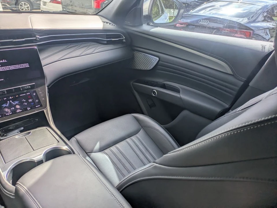 2023 Maserati Grecale - Image 16 of 30