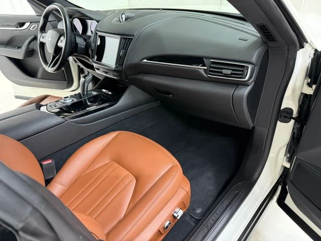 2023 Maserati Levante - Image 16 of 21