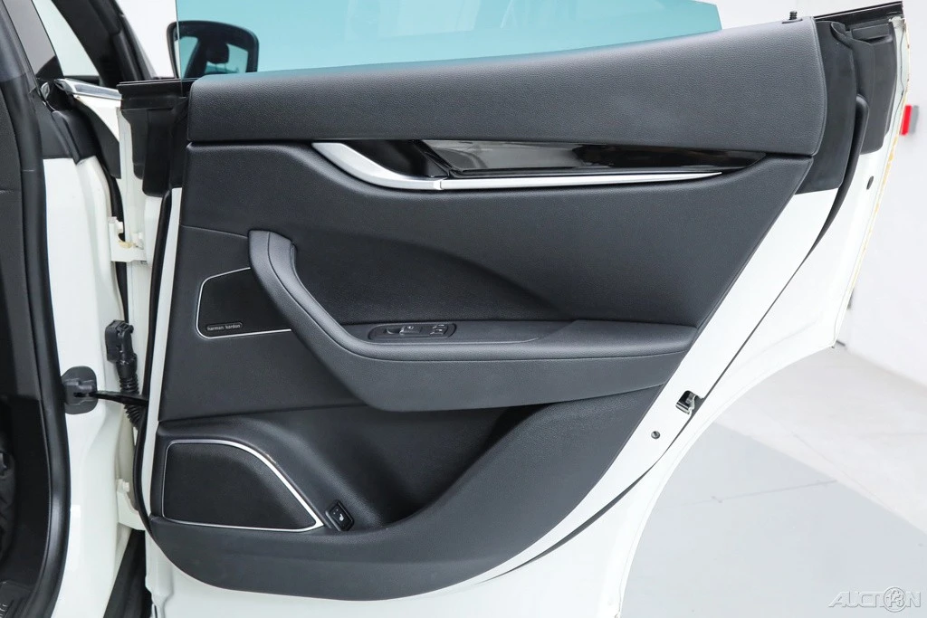 2023 Maserati Levante - Image 14 of 21