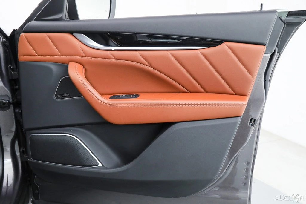 2023 Maserati Levante - Image 10 of 21
