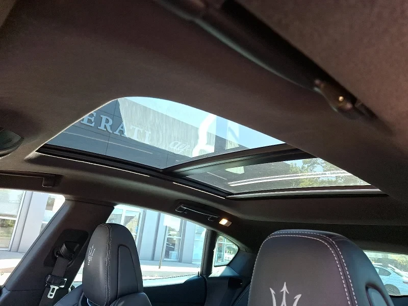 2023 Maserati Levante - Image 10 of 12