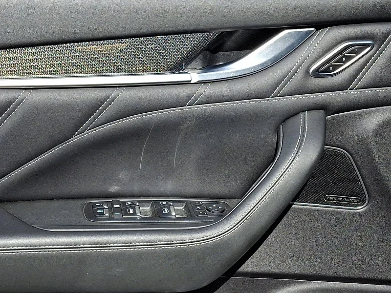 2023 Maserati Levante - Image 9 of 12