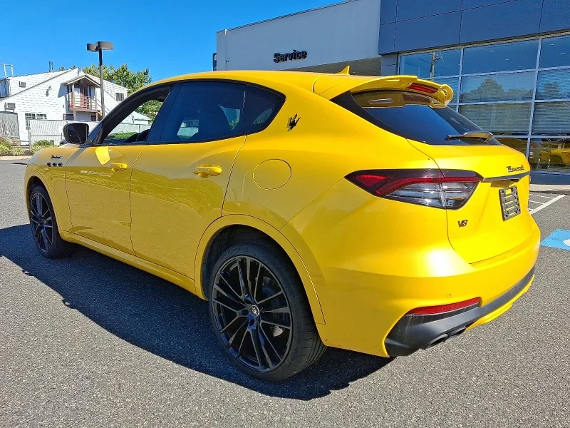 2023 Maserati Levante - Image 5 of 12