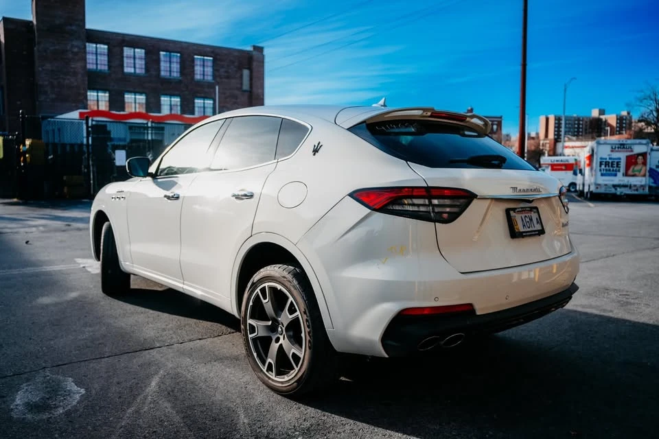 2023 Maserati Levante - Image 6 of 12