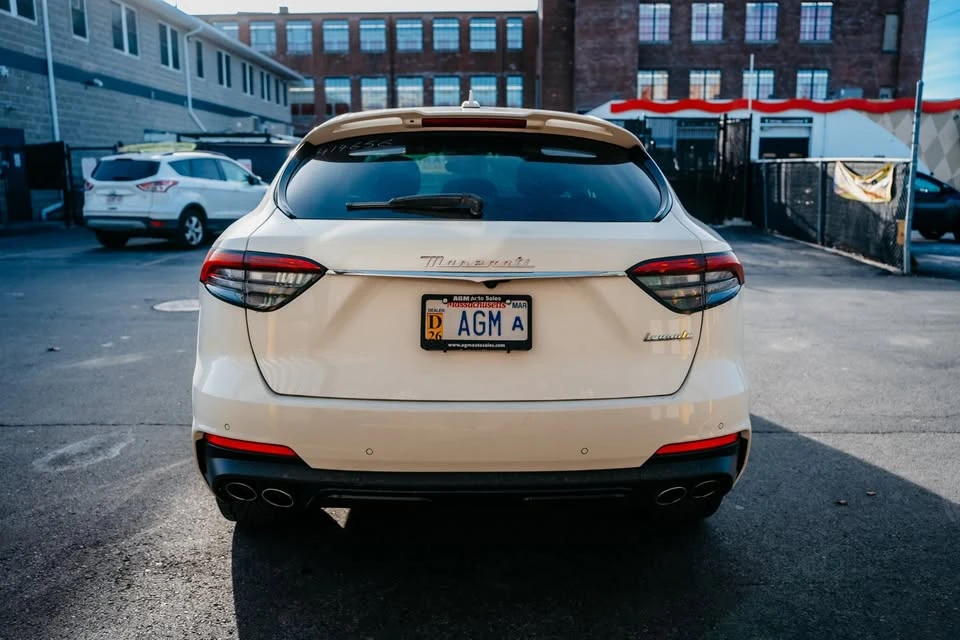 2023 Maserati Levante - Image 5 of 12