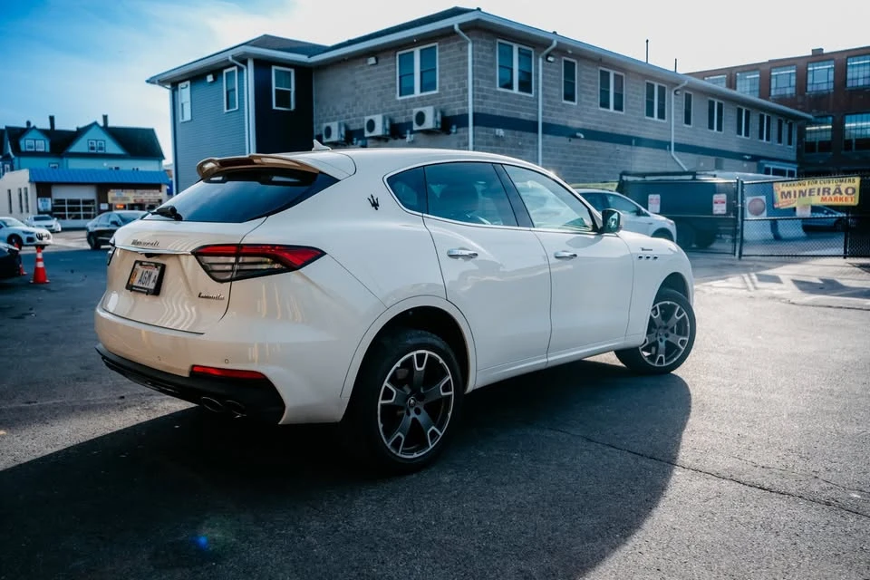 2023 Maserati Levante - Image 4 of 12