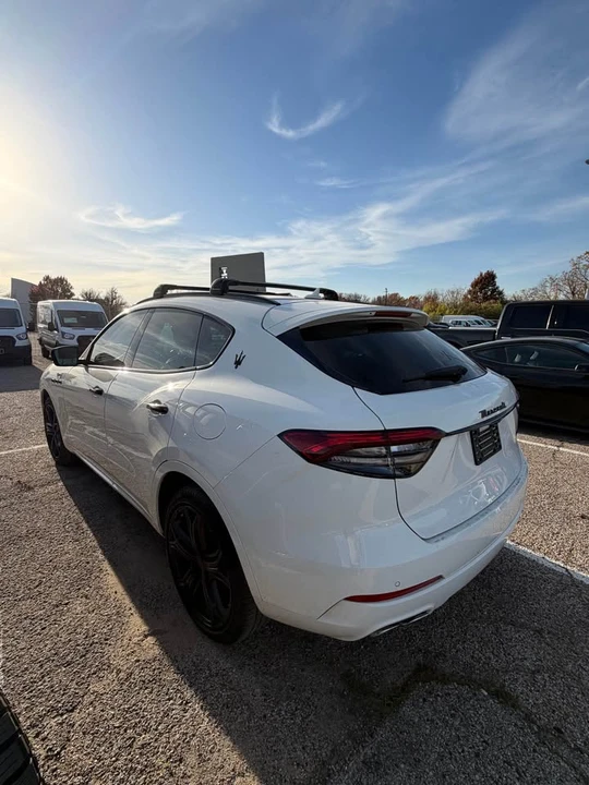 2023 Maserati Levante - Image 5 of 9