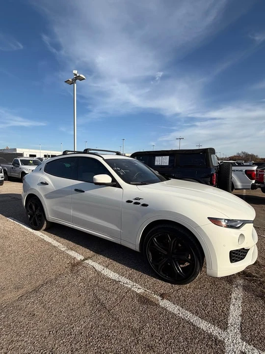 2023 Maserati Levante - Image 2 of 9