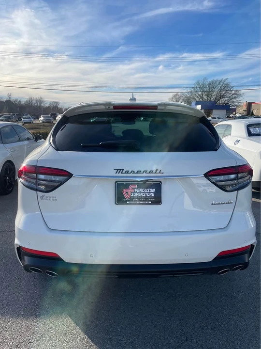 2023 Maserati Levante - Image 4 of 11