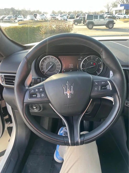 2023 Maserati Levante - Image 5 of 11