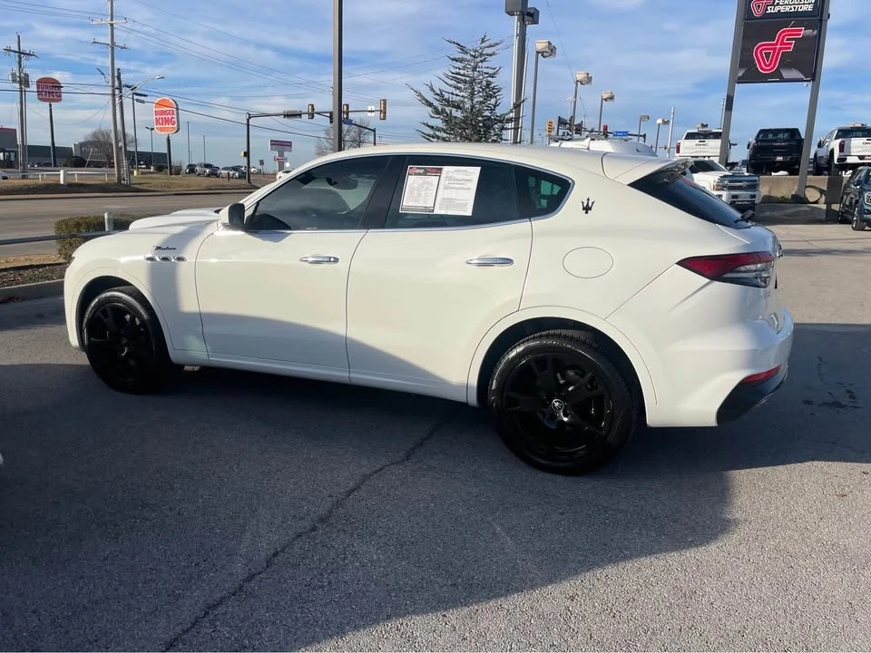 2023 Maserati Levante - Image 2 of 11