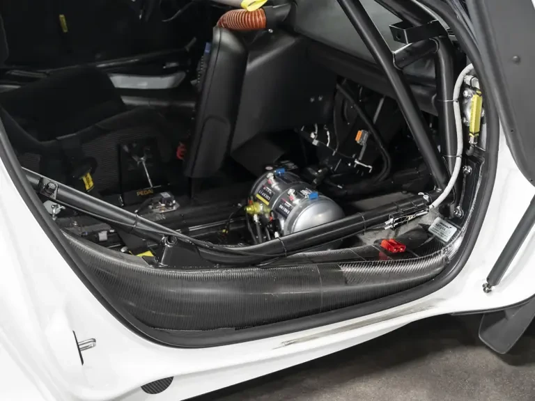 2023 McLaren Artura - Image 28 of 31