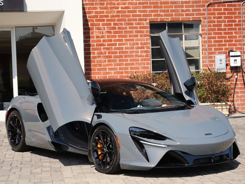 2023 McLaren Artura - Image 16 of 25