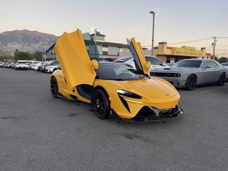 2023 McLaren Artura - Image 18 of 31