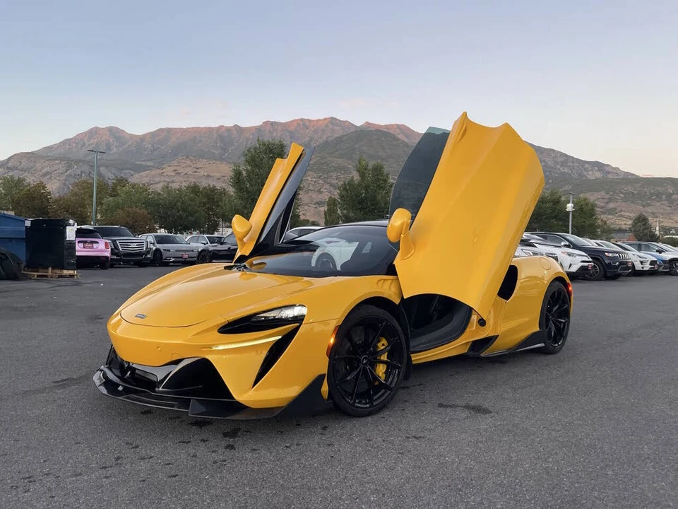 2023 McLaren Artura - Image 2 of 31