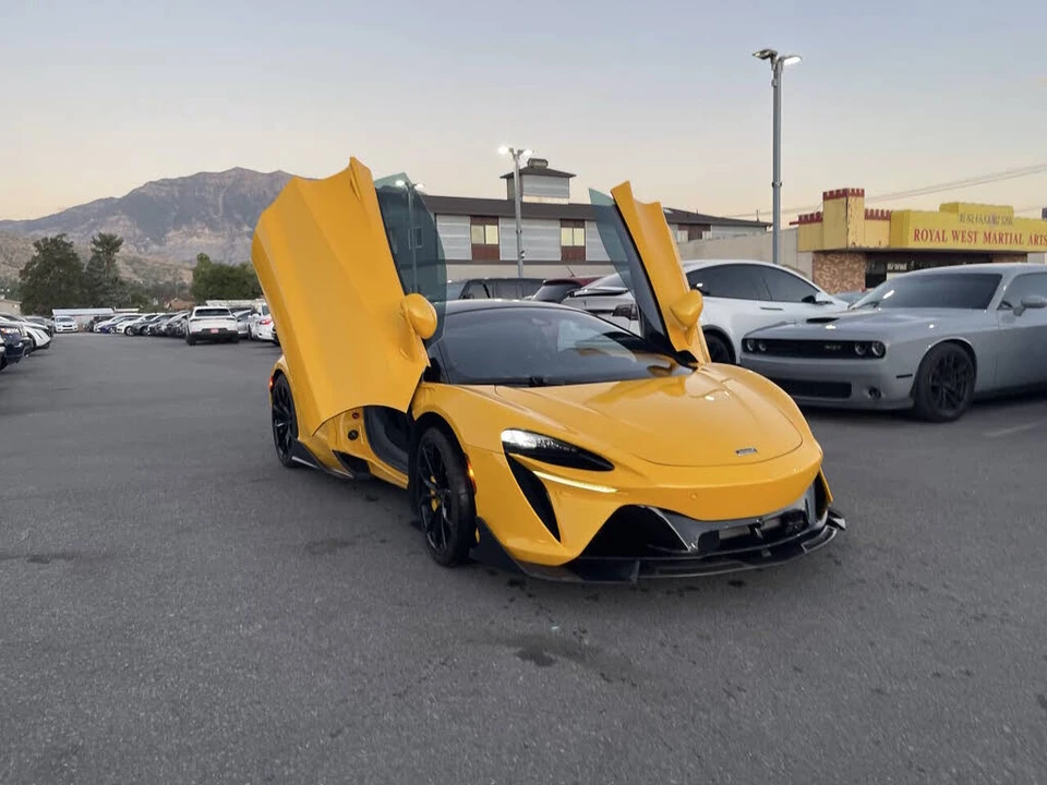 2023 McLaren Artura - Image 17 of 31