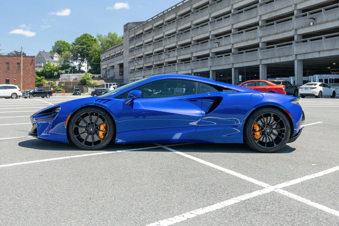 2023 McLaren Artura - Image 8 of 31