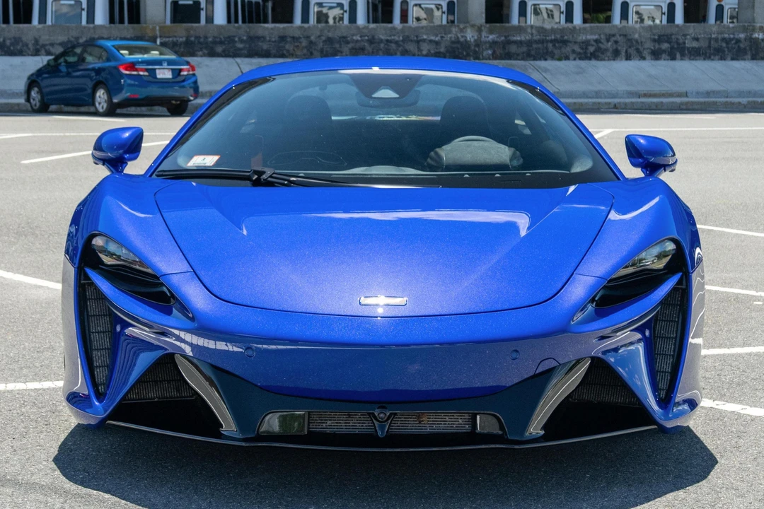 2023 McLaren Artura - Image 2 of 31