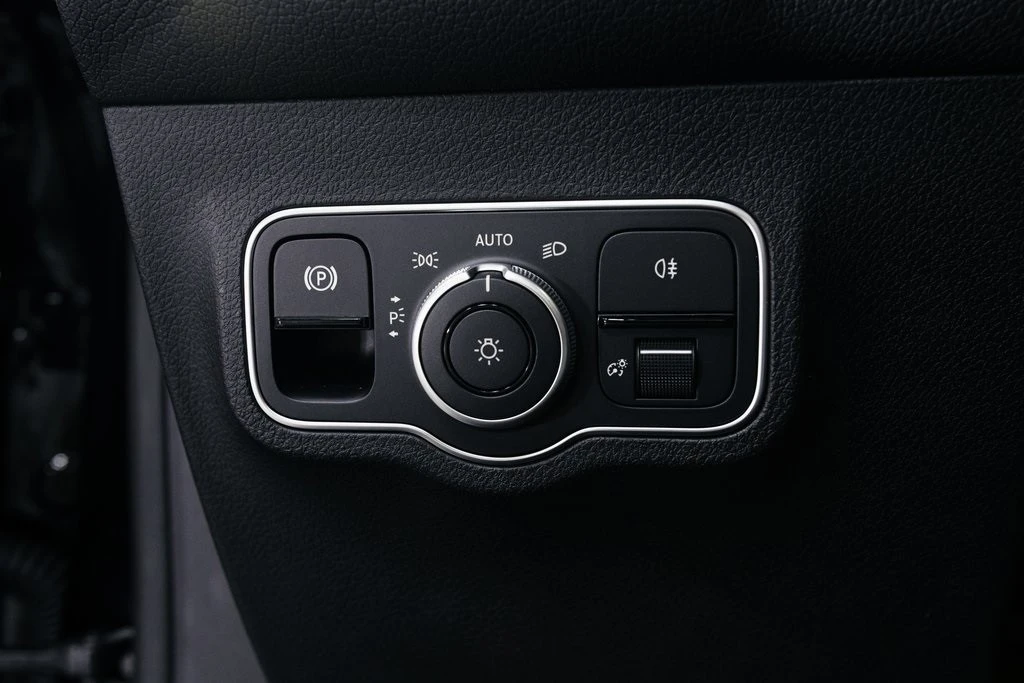 2023 Mercedes-Benz EQB - Image 9 of 12