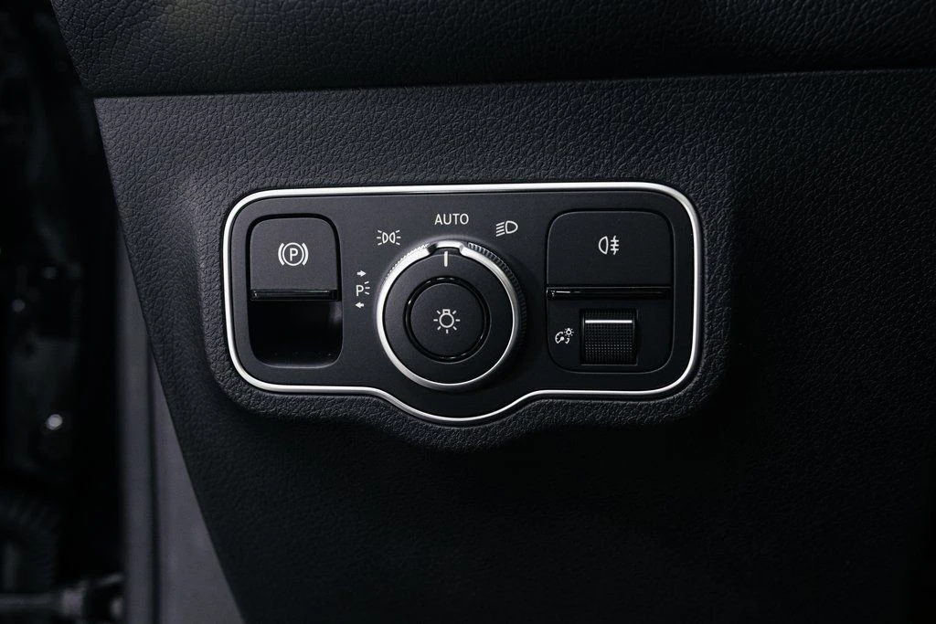 2023 Mercedes-Benz EQB - Image 9 of 21