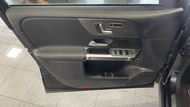 2023 Mercedes-Benz EQB - Image 26 of 31