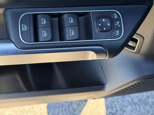 2023 Mercedes-Benz EQB - Image 17 of 21