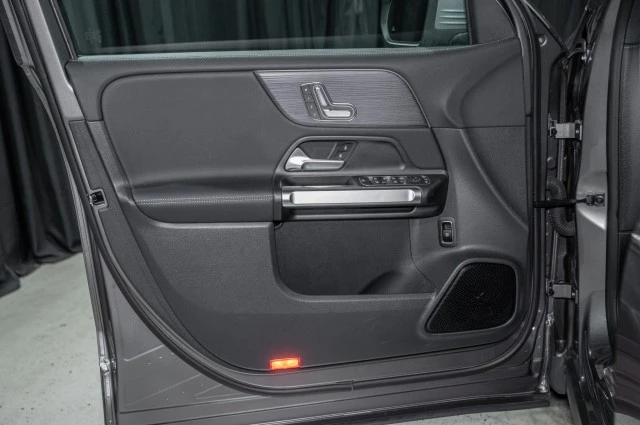 2023 Mercedes-Benz EQB - Image 10 of 12