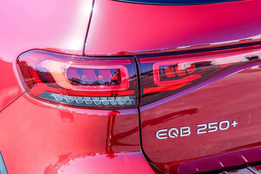 2023 Mercedes-Benz EQB - Image 8 of 12