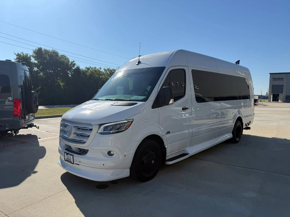2023 Mercedes-Benz VS30 Sprinter - Image 2 of 17