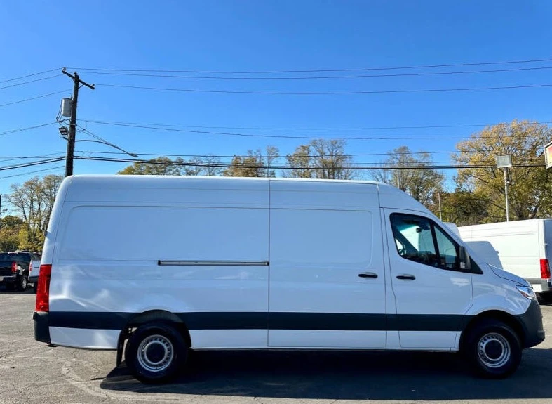 2023 Mercedes-Benz VS30 Sprinter - Image 2 of 12