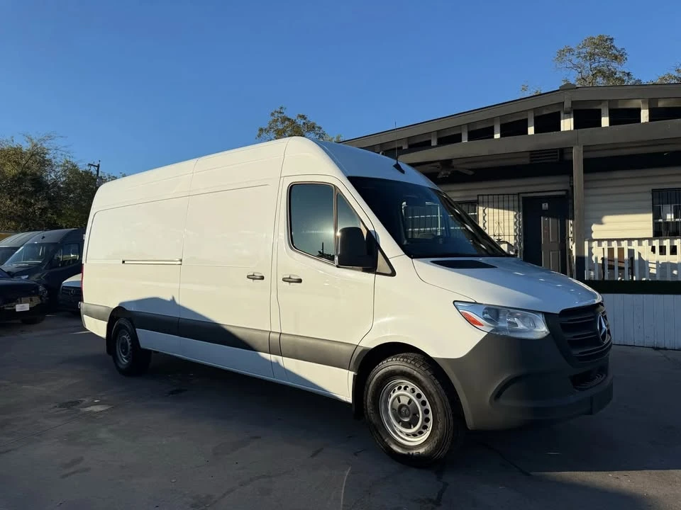 2023 Mercedes-Benz VS30 Sprinter - Image 2 of 14