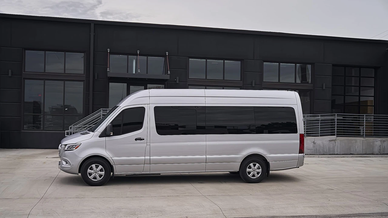 2023 Mercedes-Benz VS30 Sprinter - Image 4 of 31