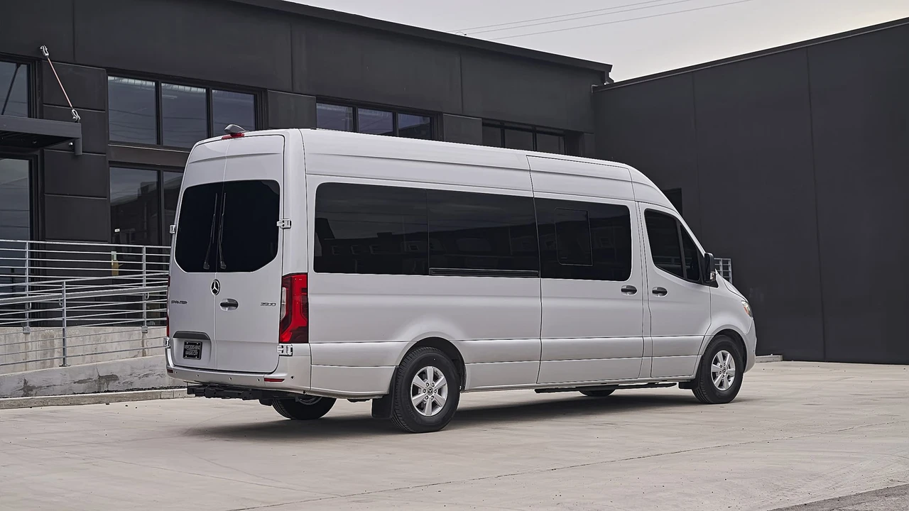 2023 Mercedes-Benz VS30 Sprinter - Image 11 of 31