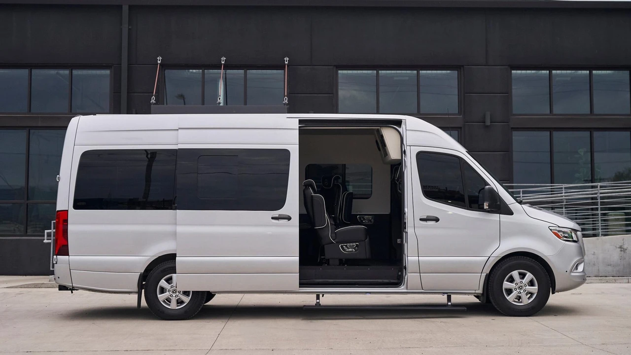 2023 Mercedes-Benz VS30 Sprinter - Image 17 of 31