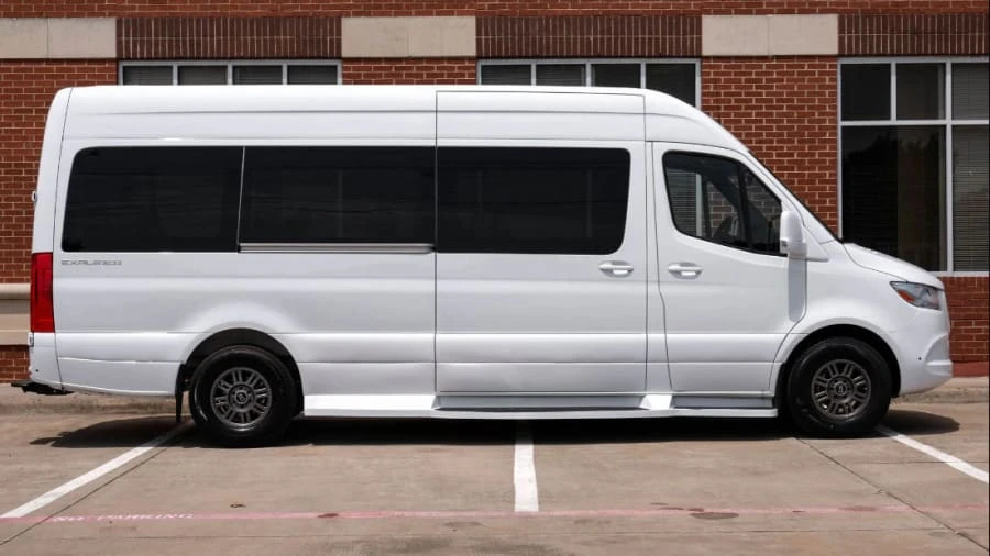 2023 Mercedes-Benz VS30 Sprinter - Image 2 of 11