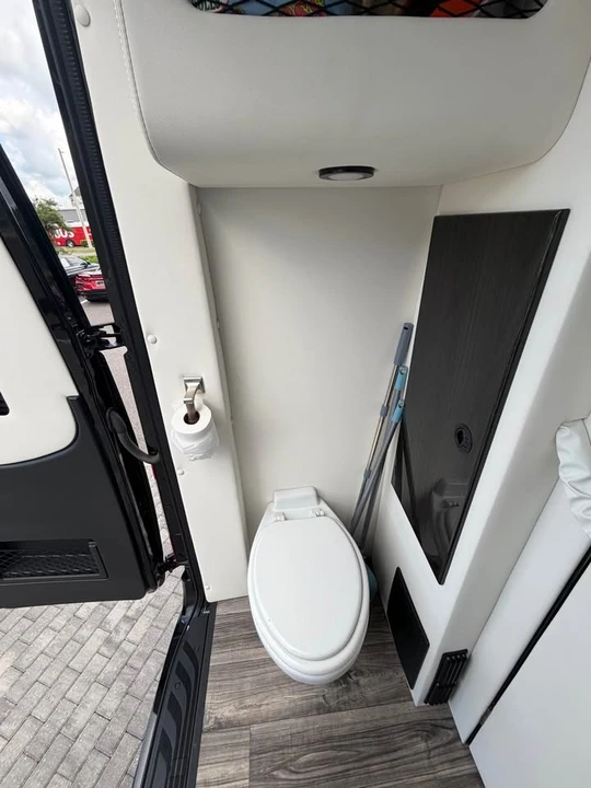 2023 Mercedes-Benz VS30 Sprinter - Image 9 of 10