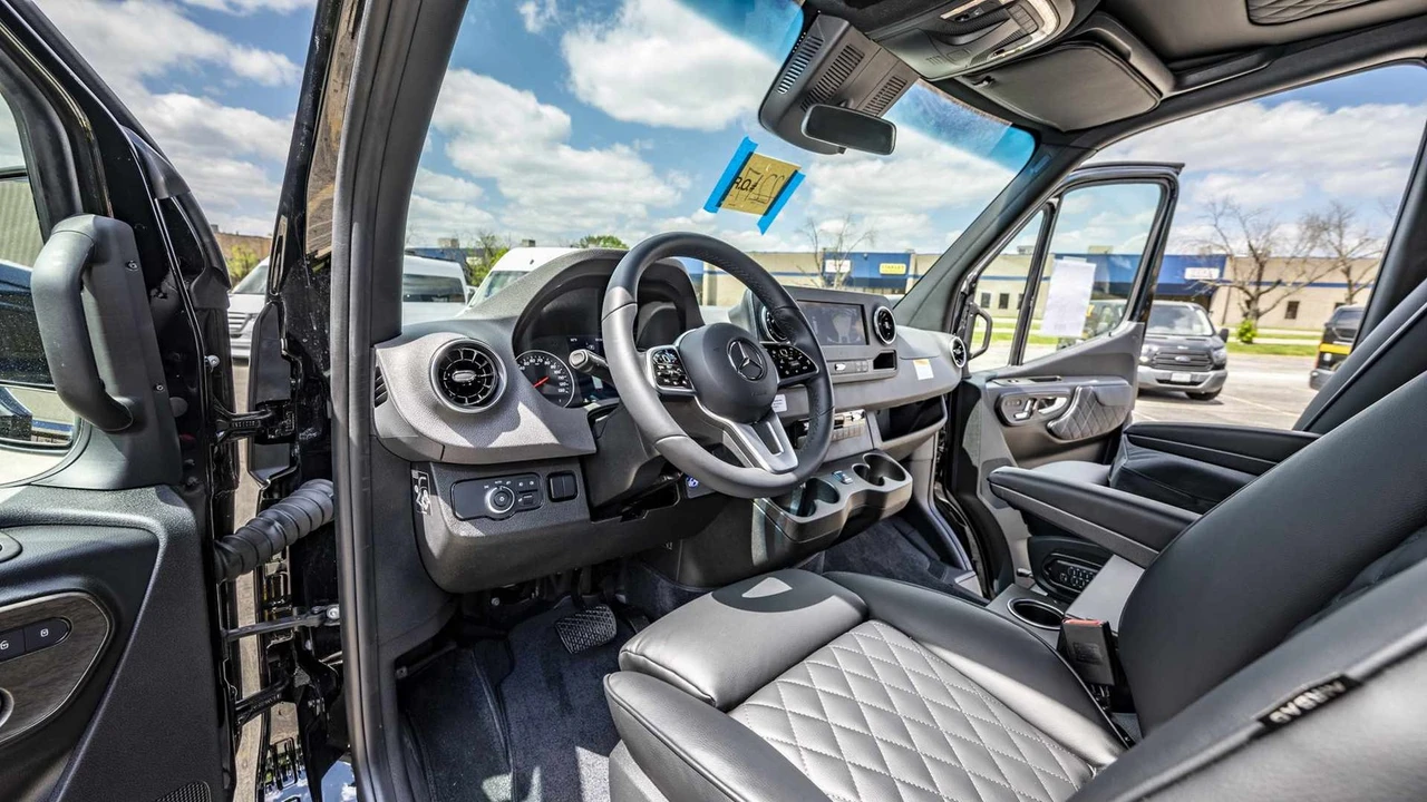 2023 Mercedes-Benz VS30 Sprinter - Image 8 of 19