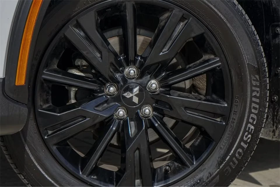 2023 Mitsubishi Eclipse Cross - Image 4 of 15