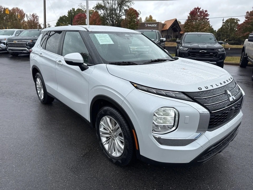 2023 Mitsubishi Outlander - Image 7 of 12