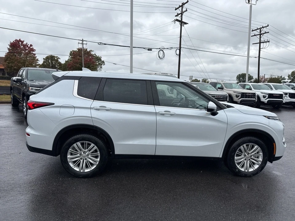 2023 Mitsubishi Outlander - Image 6 of 12