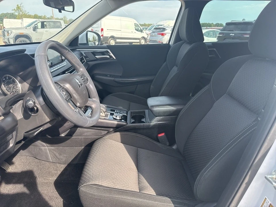 2023 Mitsubishi Outlander - Image 5 of 6