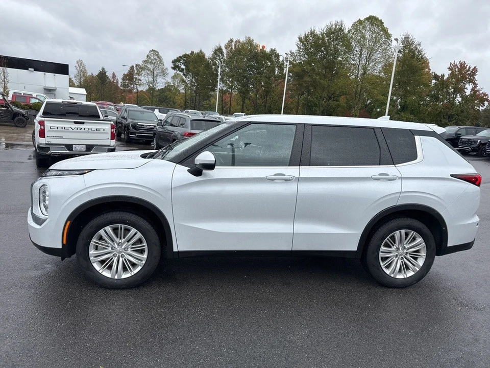 2023 Mitsubishi Outlander - Image 2 of 12