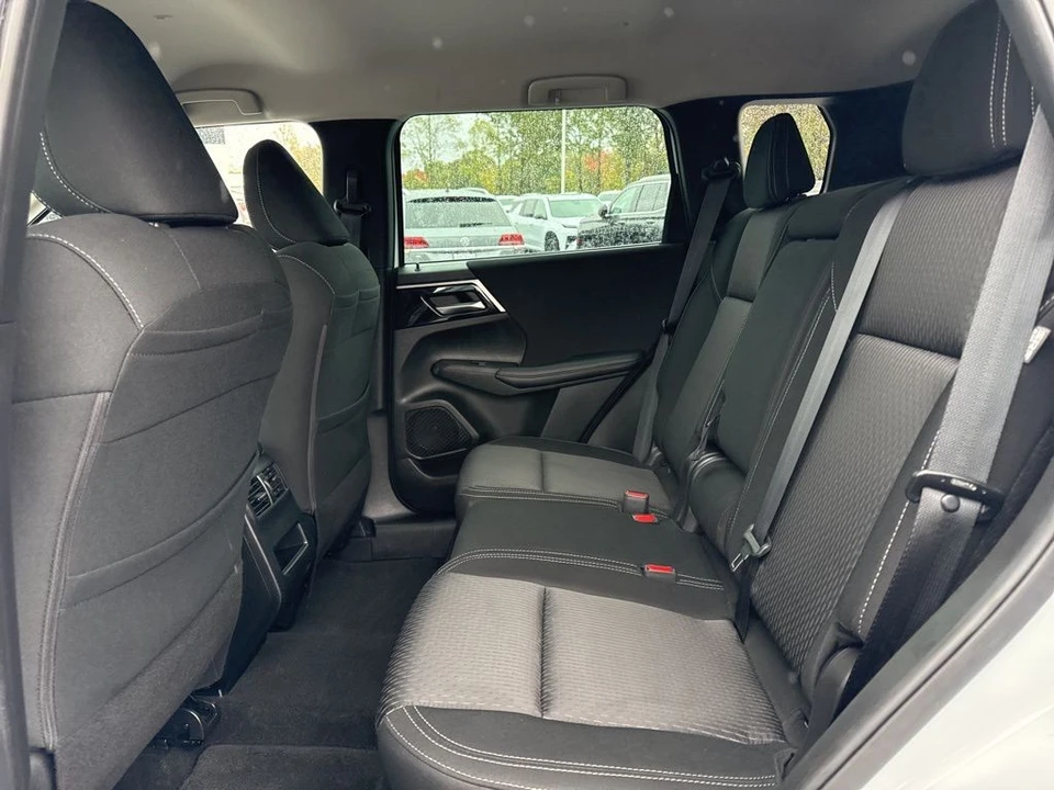 2023 Mitsubishi Outlander - Image 10 of 12