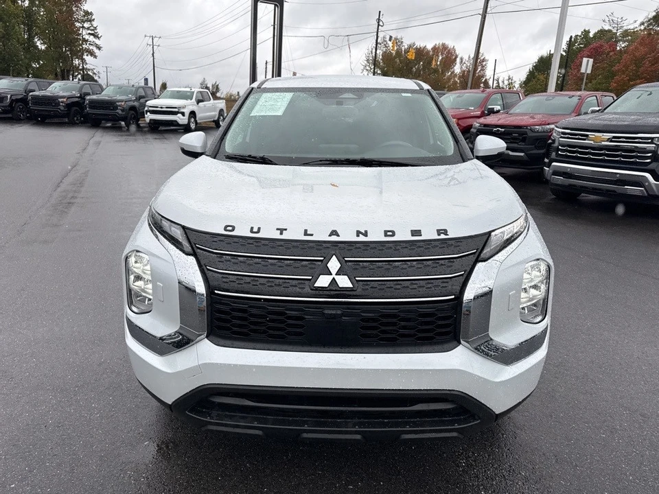 2023 Mitsubishi Outlander - Image 8 of 12