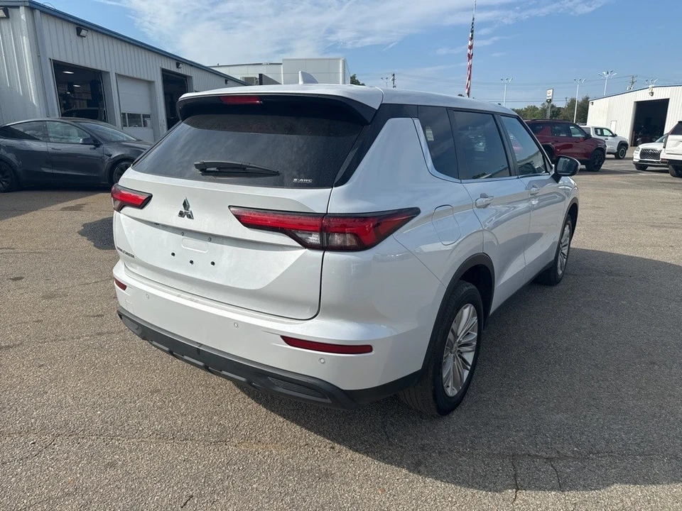 2023 Mitsubishi Outlander - Image 3 of 6