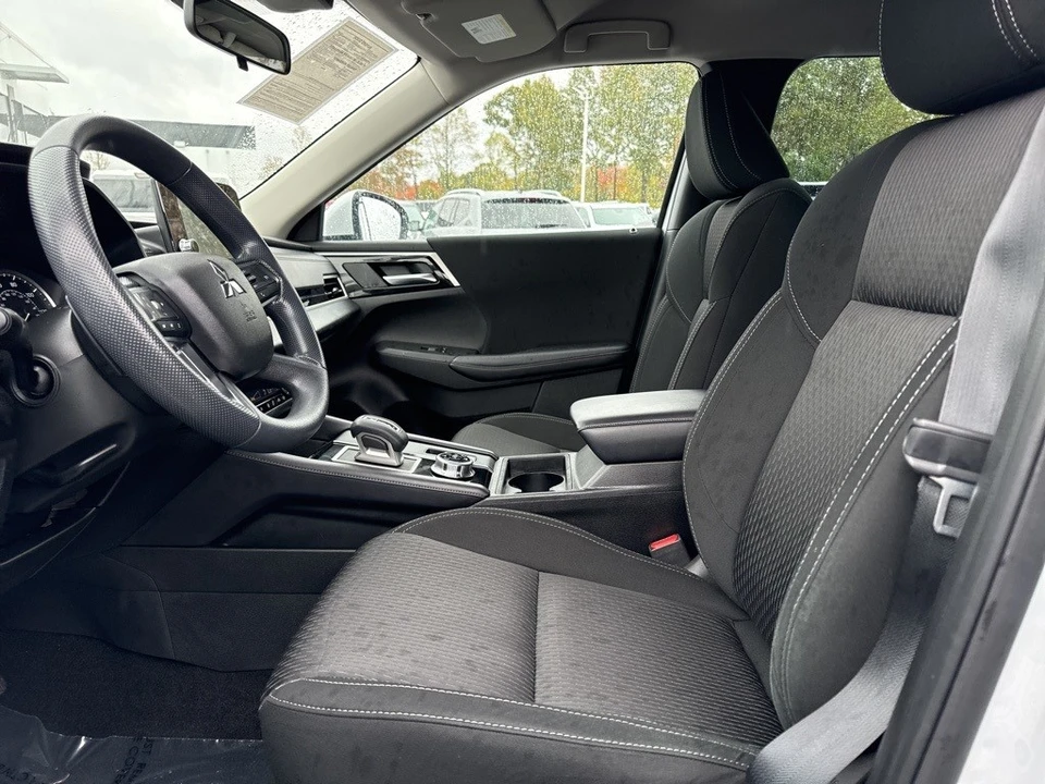 2023 Mitsubishi Outlander - Image 9 of 12