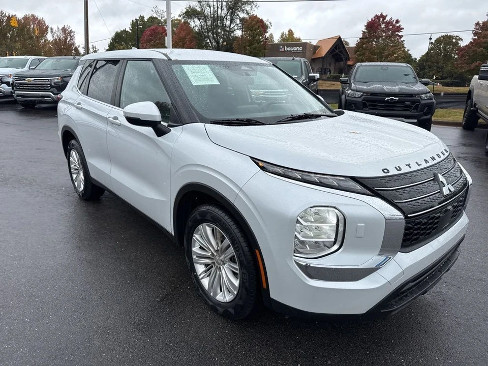 2023 Mitsubishi Outlander - Image 7 of 12
