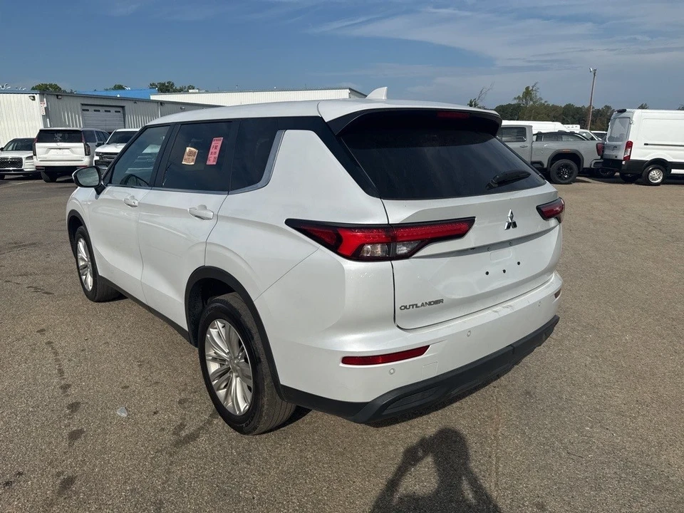 2023 Mitsubishi Outlander - Image 2 of 6