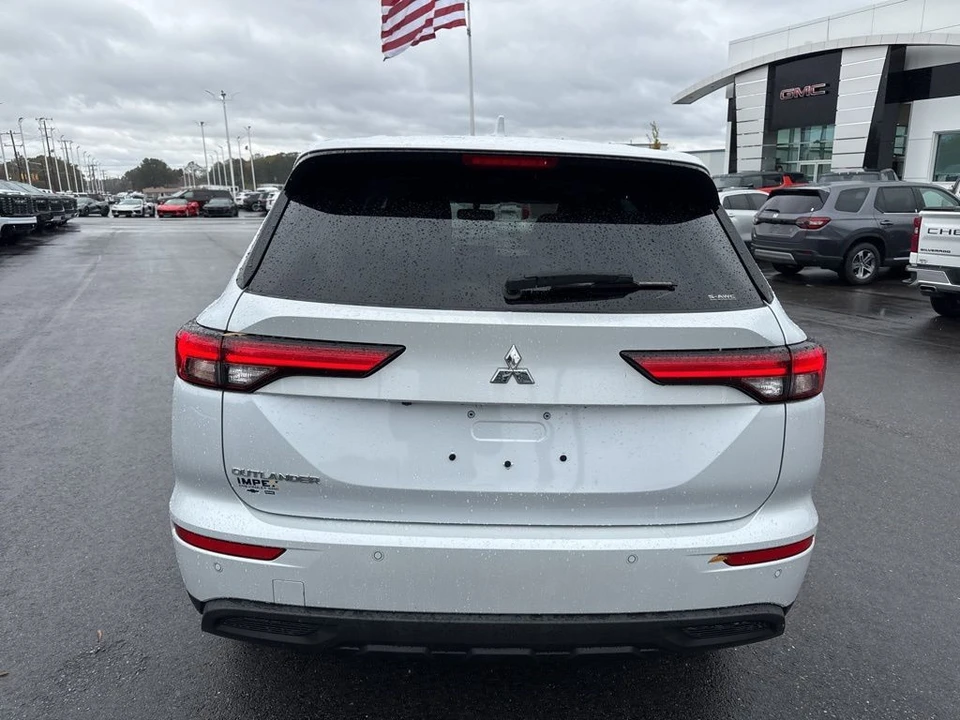 2023 Mitsubishi Outlander - Image 4 of 12